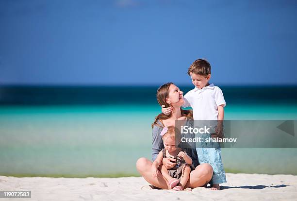 Photo libre de droit de Vacances En Famille banque d'images et plus d'images libres de droit de Adulte - Adulte, Bonheur, Bébé