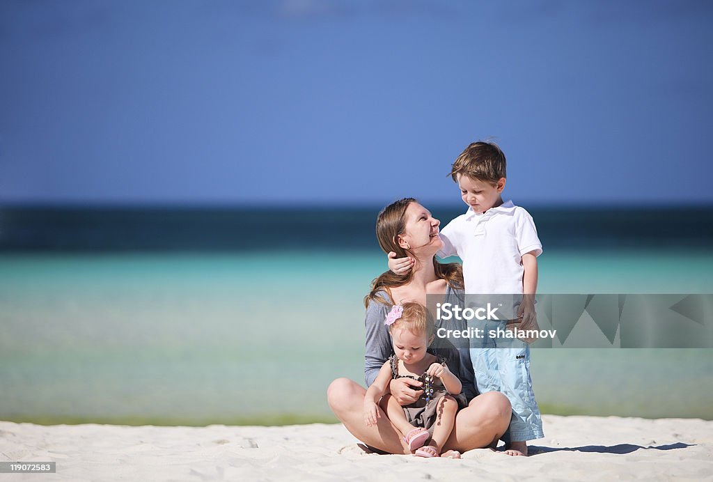 Семейный отдых - Стоковые фото Береговая линия роялти-фри