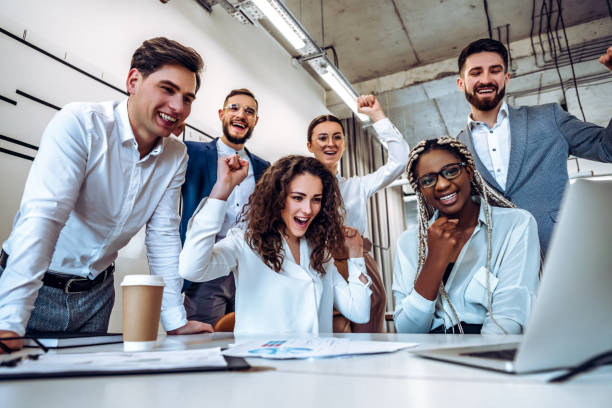 le concept de succès. un groupe de jeunes gens d'affaires a appris de bonnes nouvelles de leur projet a été approuvé dans le travail. développement et joie de l'entreprise. - business slave photos et images de collection