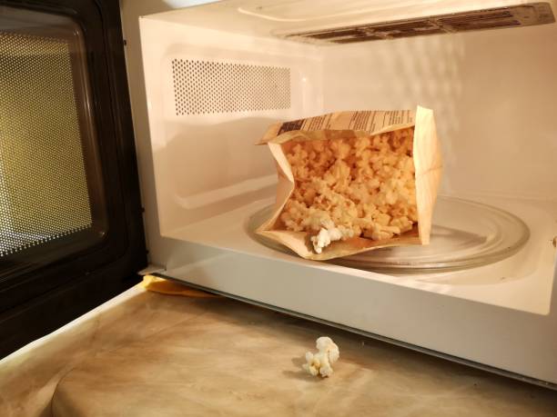 istock cooking popcorn in the microwave 1190736464