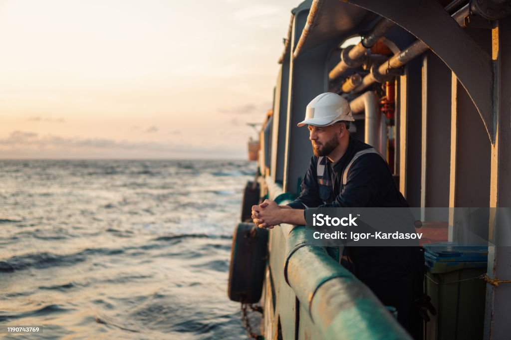 Marine Deck Officer oder Chief Mate an Deck eines Offshore-Schiffs oder Schiffes - Lizenzfrei Meer Stock-Foto Marine Deck Officer oder Chief Mate an Deck eines Offshore-Schiffs oder Schiffes - Lizenzfrei Meer Stock-Foto
