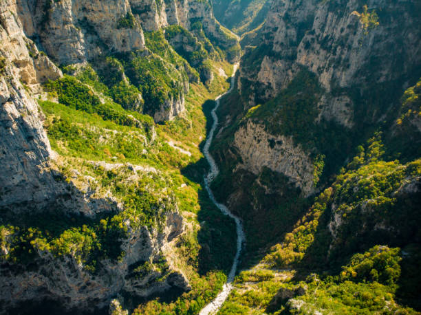 그리스 북부 핀두스 산맥의 협곡인 비코스 협곡은 세계에서 가장 깊은 협곡 중 하나인 티피 산의 남쪽 경사면에 있습니다. - mountain footpath hiking mountain range 뉴스 사진 이미지