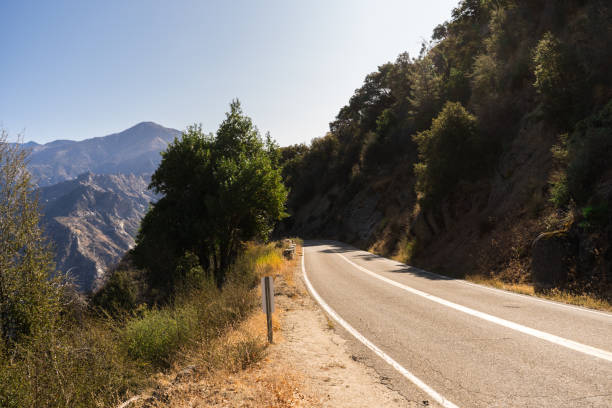 los cortes de carretera a través de las montañas en el parque nacional kings canyon, california - steep road footpath moving down fotografías e imágenes de stock