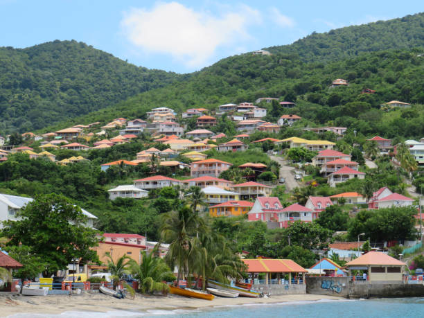 vista panorámica de la pequeña ciudad costera de anses d'arlet. casas de colores en colina con abundante vegetación.  martinica en las indias occidentales francesas. antillas. paisaje caribeño - territorios franceses de ultramar fotografías e imágenes de stock