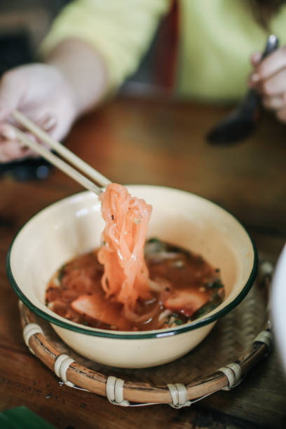 macarrão de estilo sukhothai na tailândia. (comida tailandesa) sukhothai receita de macarrão tem um sabor doce que é adaptado à popularidade do norte da tailândia. - indochina soup flag national flag - fotografias e filmes do acervo