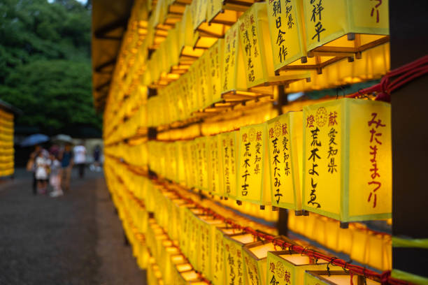 японские фонари в храме ясукуни цзиньцзя, фестиваль митама - mitoma стоковые фото и изображения