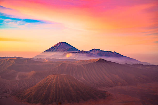 восход солнца на горе вулкана бромо в индонезии - bromo crater стоковые фото и изображения