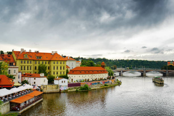 blick auf die kleinstadt (kleines viertel) in prag, tschechische republik - prague little quarter stock-fotos und bilder