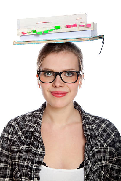 garota estudante equilíbrio alguns livros sobre sua cabeça - balance book university glasses - fotografias e filmes do acervo