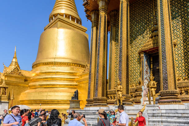 pagode d'oro e turisti, grand palace & temple of the emerald buddha, bangkok, thailandia - editorial thailand spirituality gold foto e immagini stock