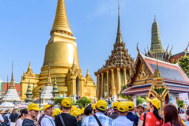 pagode d'oro e turisti, grand palace & temple of the emerald buddha, bangkok, thailandia - editorial thailand spirituality gold foto e immagini stock