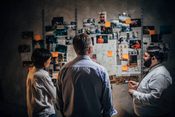 istock Detectives looking for clues together 1190797422