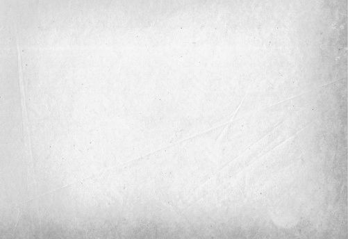 Una hoja de papel blanco con una superficie arrugada photo