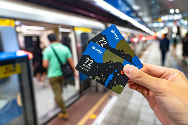 using subway system by 72 hr taipei metro pass. - dao cheng imagens e fotografias de stock