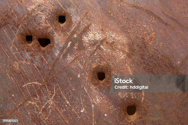 Rusty Placa De Metal Com Buracos De Bala - Fotografias de stock e mais imagens de Arranhado - Arranhado, Buraco de Bala, Enferrujado