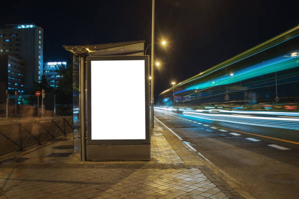밤에 는 광고판이있는 빈 버스 정류장 - commercial sign illuminated urban scene outdoors 뉴스 사진 이미지