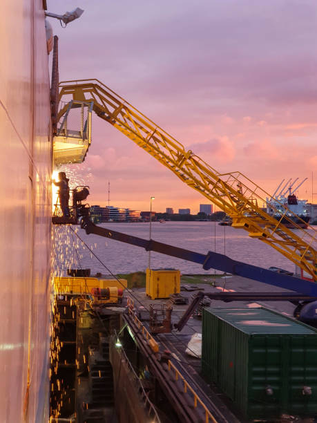 cantiere navale - saldatura di una nave - picking up safety working men foto e immagini stock