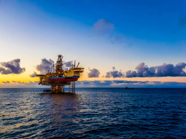 equipamento de perfuração durante o por do sol surpreendente - oil rig - fotografias e filmes do acervo