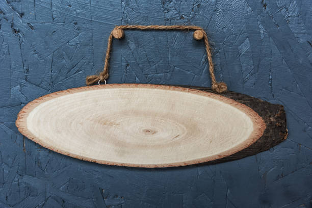 The light wood grain hanging on the wall is very clear