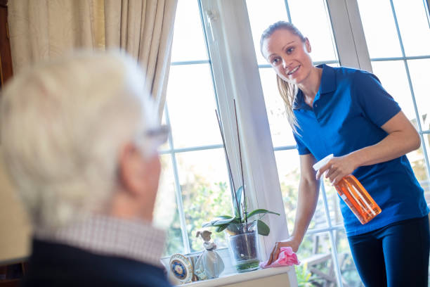 weibliche haus hilfe reinigungshaus für senior man - community outreach home caregiver care cheerful stock-fotos und bilder
