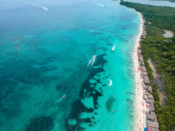 пляж бланка на острове бару - baru стоковые фото и изображения