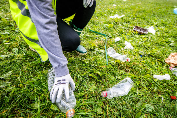 istock Volunteer collecting rubbish 1190841189