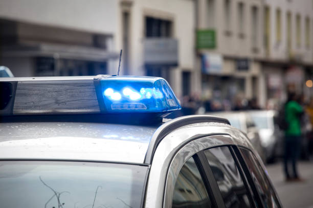 полицейская машина на месте действия - мигающий синий свет, сирена - german culture flash стоковые фото и изображения