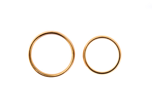 Dos anillos de boda de oro aislados en blanco, anillos de boda concepto de fondo photo