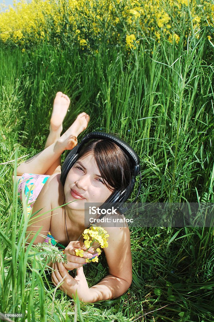Garota no verão meadow - Foto de stock de Fone de Ouvido - Equipamento de som royalty-free