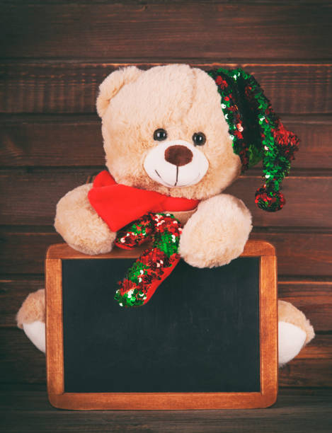 рождественское украшение с плюшевым мишкой и доской на деревенском деревянном фоне - candy cane retro revival document old fashioned стоковые фото и изображения