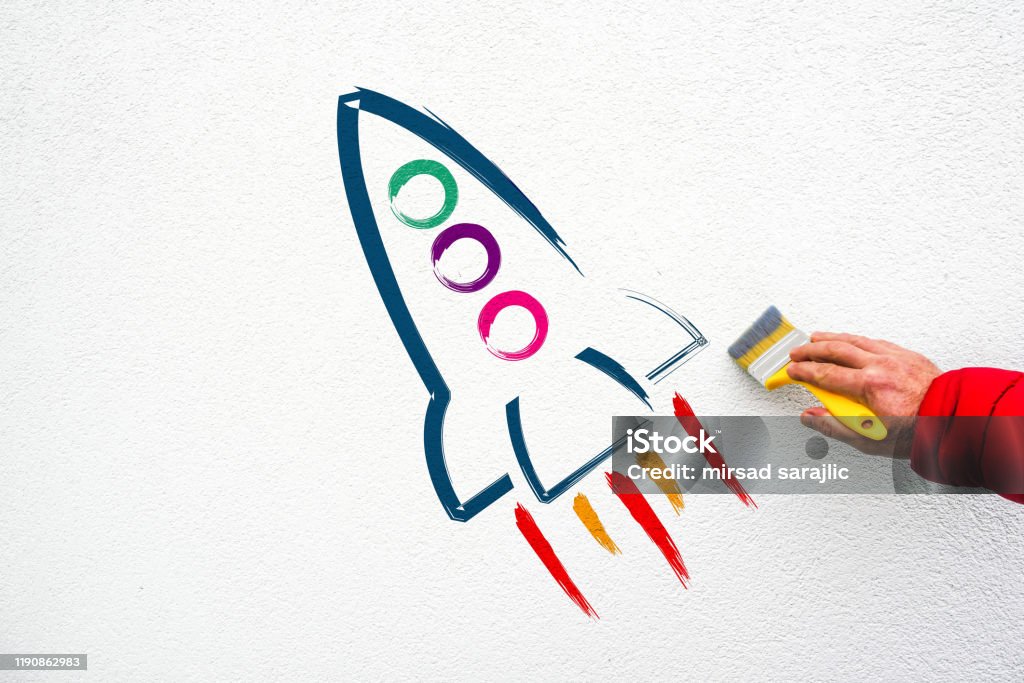 Rakete an Wand und Hand mit Pinsel. - Lizenzfrei Malfarbe Stock-Foto