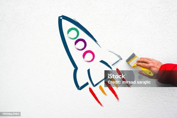 Rakete An Wand Und Hand Mit Pinsel Stockfoto und mehr Bilder von Malfarbe - Malfarbe, Abheben - Aktivität, Geschwindigkeit