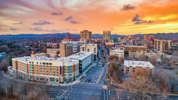 asheville, carolina del norte, ee.uu. drone skyline aerial - north carolina fotografías e imágenes de stock