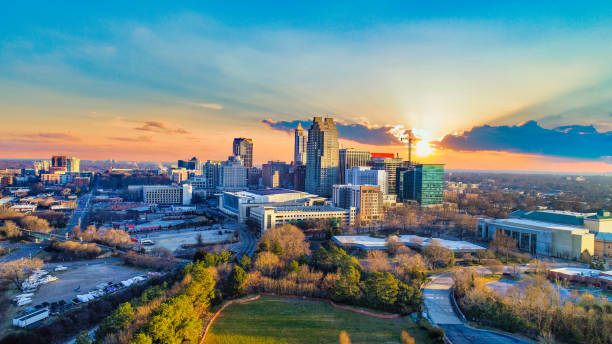 centro de raleigh, carolina del norte, ee.uu. drone skyline aerial - downtown district fotografías e imágenes de stock