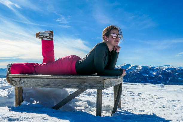 kleinkirchheim mau - uma menina que encontra-se em um banco cercado pela neve - bench winter snow mountain - fotografias e filmes do acervo