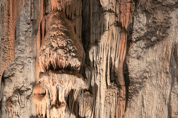 cueva de estalactitas - dripstone fotografías e imágenes de stock