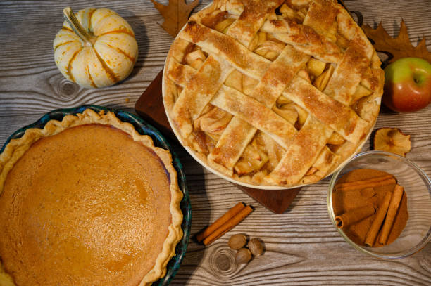 tartes maison pour les vacances de thanksgiving - tourte à la citrouille photos et images de collection