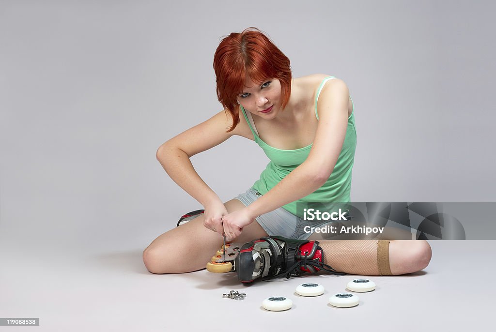 Patins à roulettes-femme réparer - Photo de Roulement à billes libre de droits