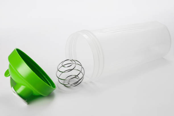 zielona wytrząsarka białkowa z kulką mieszającą - energy drink bottle drink plastic zdjęcia i obrazy z banku zdjęć