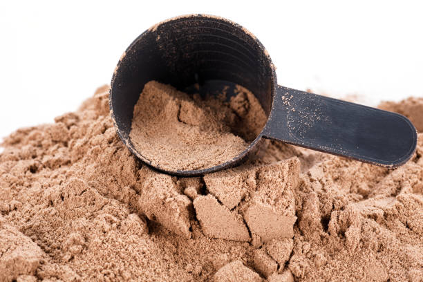 scoop с шоколадным протеиновым порошком - protein drink whey ground measuring cup стоковые фото и изображения