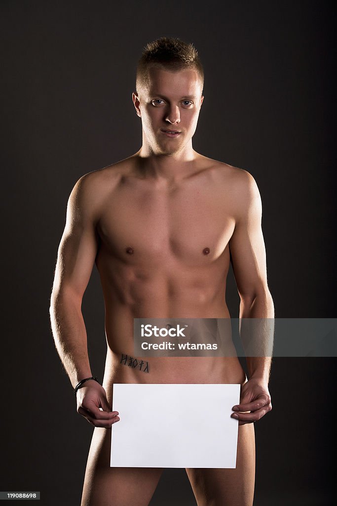 Hombre joven de pie desnudo muscular - Foto de stock de Agarrar libre de derechos