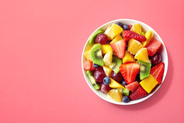 fresh fruit salad on pink background - grapefruit fruit freshness pink imagens e fotografias de stock