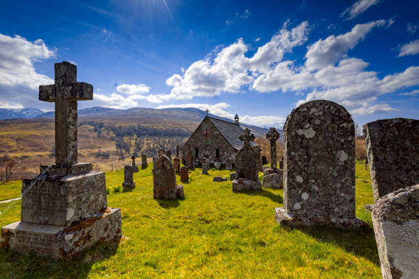 terra de enterro antiga de cille choirill em lochaber em scotland - cemetery celtic cross celtic culture chapel - fotografias e filmes do acervo