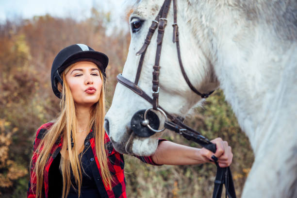 cavalier de femme et son cheval - bride women standing beauty in nature photos et images de collection