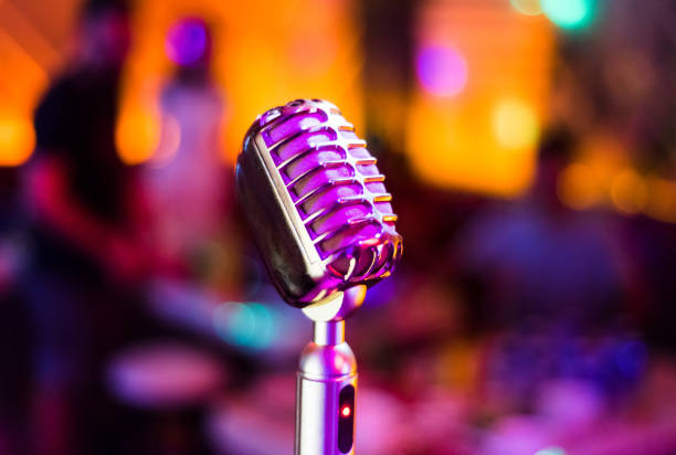 microfono karaoke ktv da vicino - karaoke foto e immagini stock