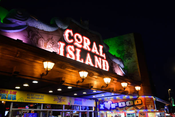 arcada de diversões do console coral em uma noite dos verões. - rollercoaster blackpool england pleasure beach - fotografias e filmes do acervo