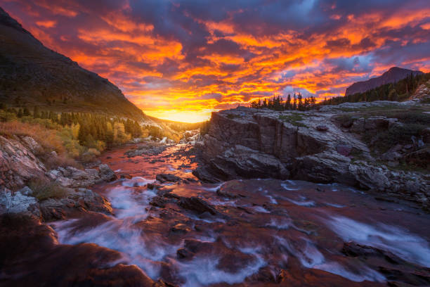 infierno del cielo y el agua - montana water landscape nature fotografías e imágenes de stock