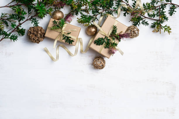 ネイティブグレビリアの葉、金の装飾と金の贈り物とオーストラリアのクリスマス。
