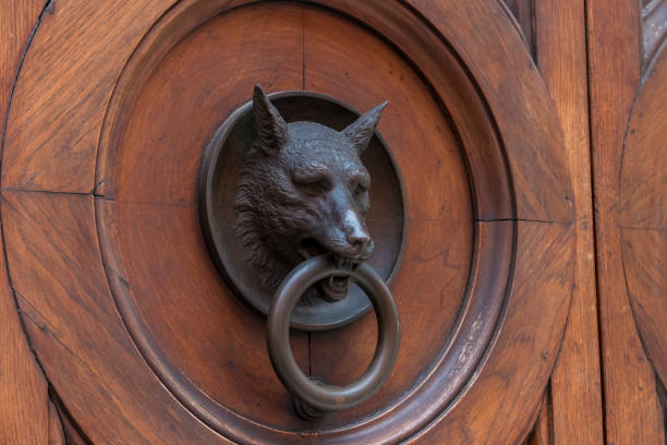 нокер на деревянной двери - gate handle door traditional culture стоковые фото и изображения