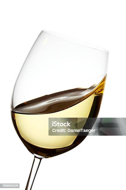Białe Wino Fale - zdjęcia stockowe i więcej obrazów Białe wino - Białe wino, Białe tło, Kieliszek